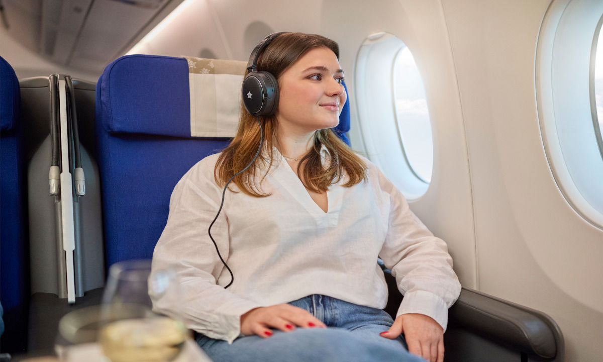Frau hört Musik über unser Unterhaltungssystem