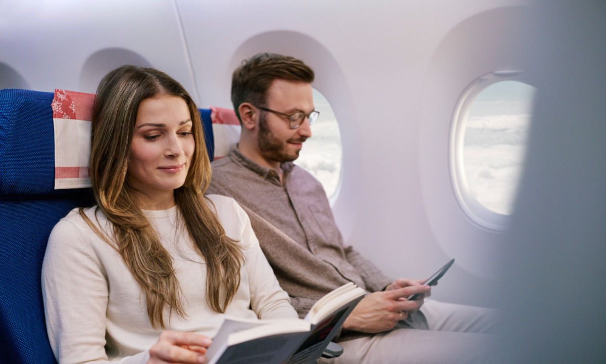 zufriedenes Paar in Economy Max