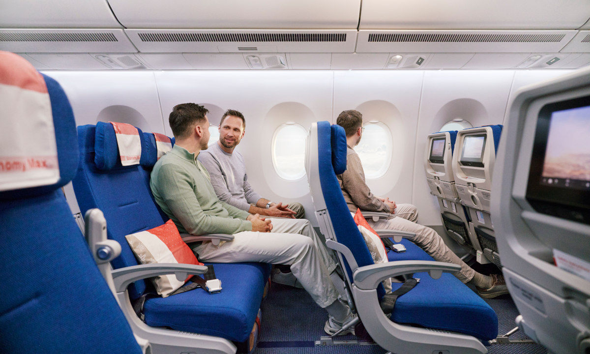 Passagiere sitzen in der Economy Max
