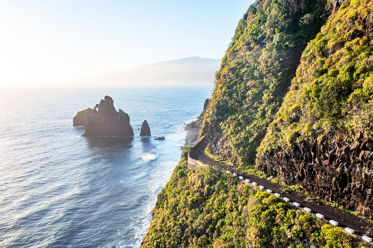 Wandern Madeira Wanderweg entlang Meer 