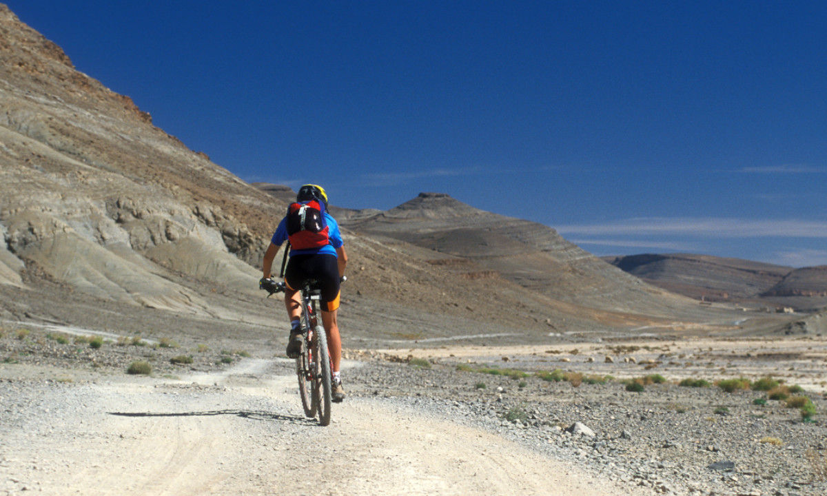 Rennvelofahrer Marrakesch Steinlandschaft