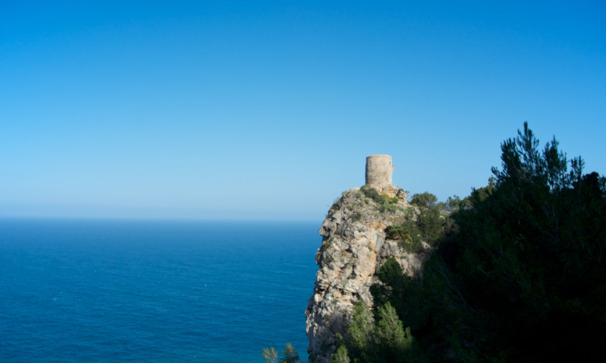 Rennvelo fahren Palma de Mallorca Meerblick Felsen