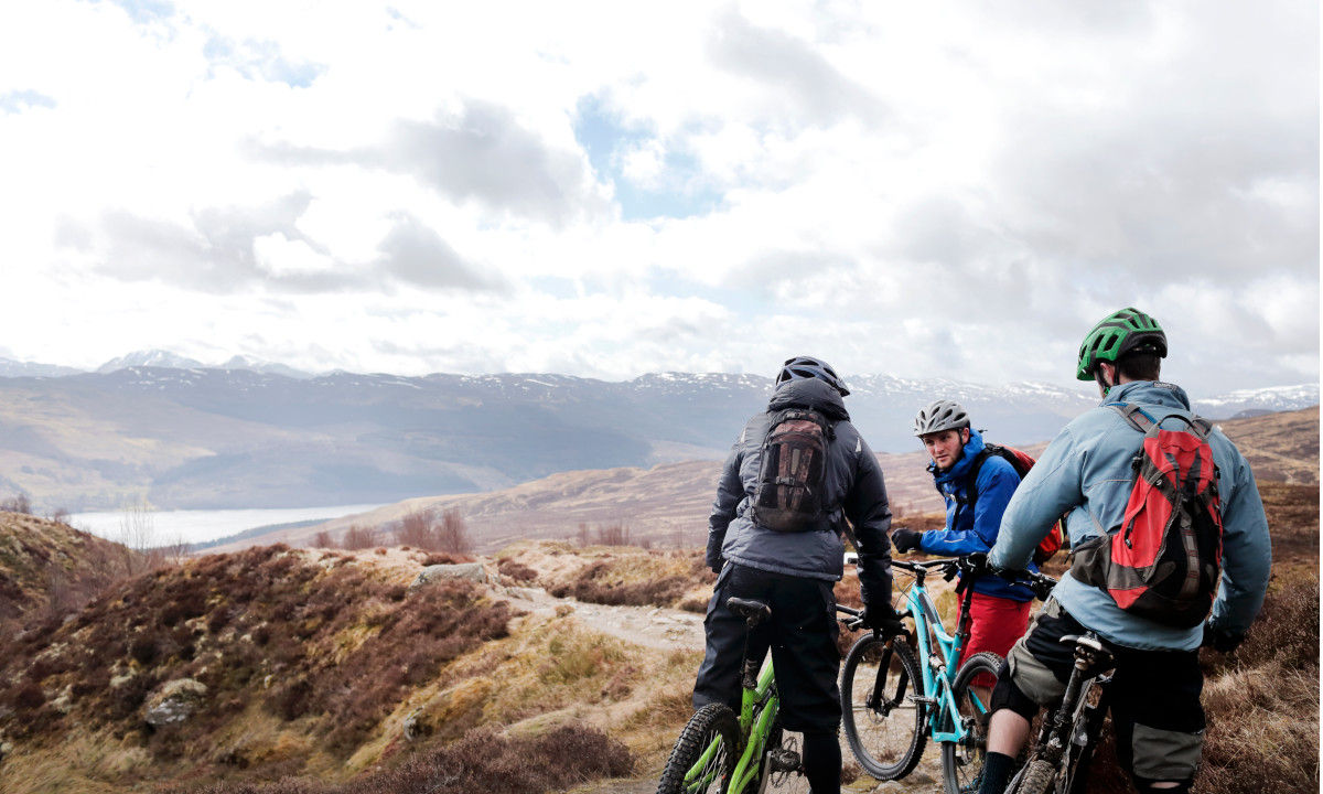 Rennvelo fahren Edinburgh Innerleithen Freunde Aussicht Bewölkt