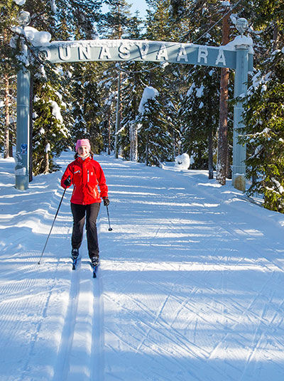 Skilangläufer im Skigebiet Ounasvaara