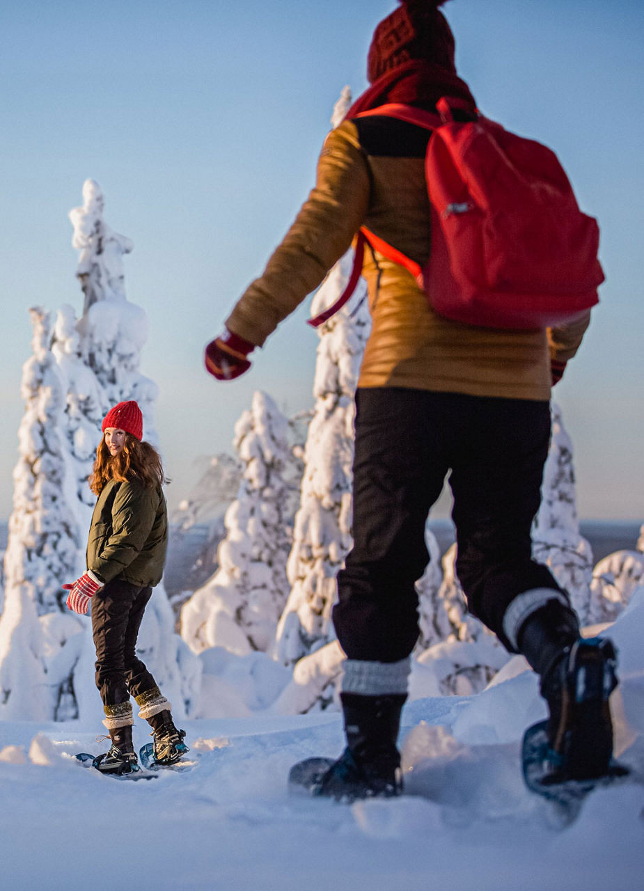 Spaziergang mit Schneeschuhen