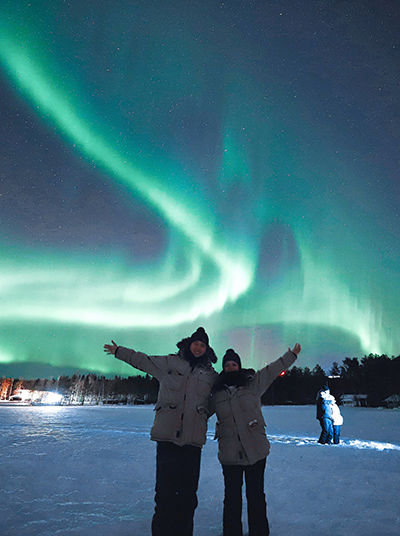 Paar mit Polarlichtern im Hintergrund