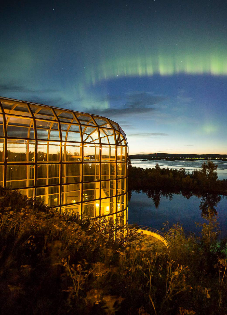 Arktikum mit Polarlichtern im Hintergrund