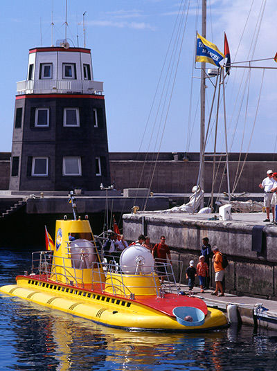 Gelbes U-Boot im Hafen​