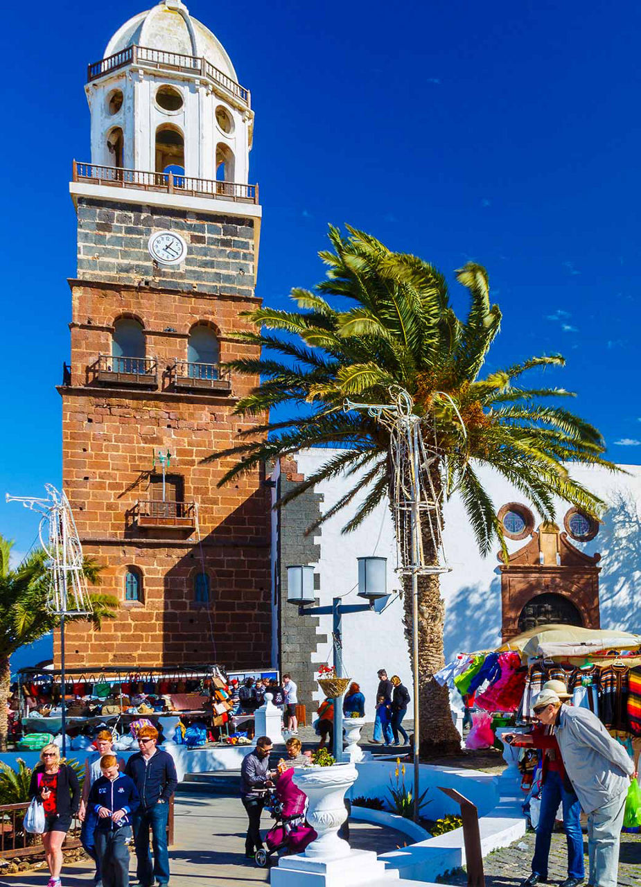 Markt vor der Kirche in Teguise​