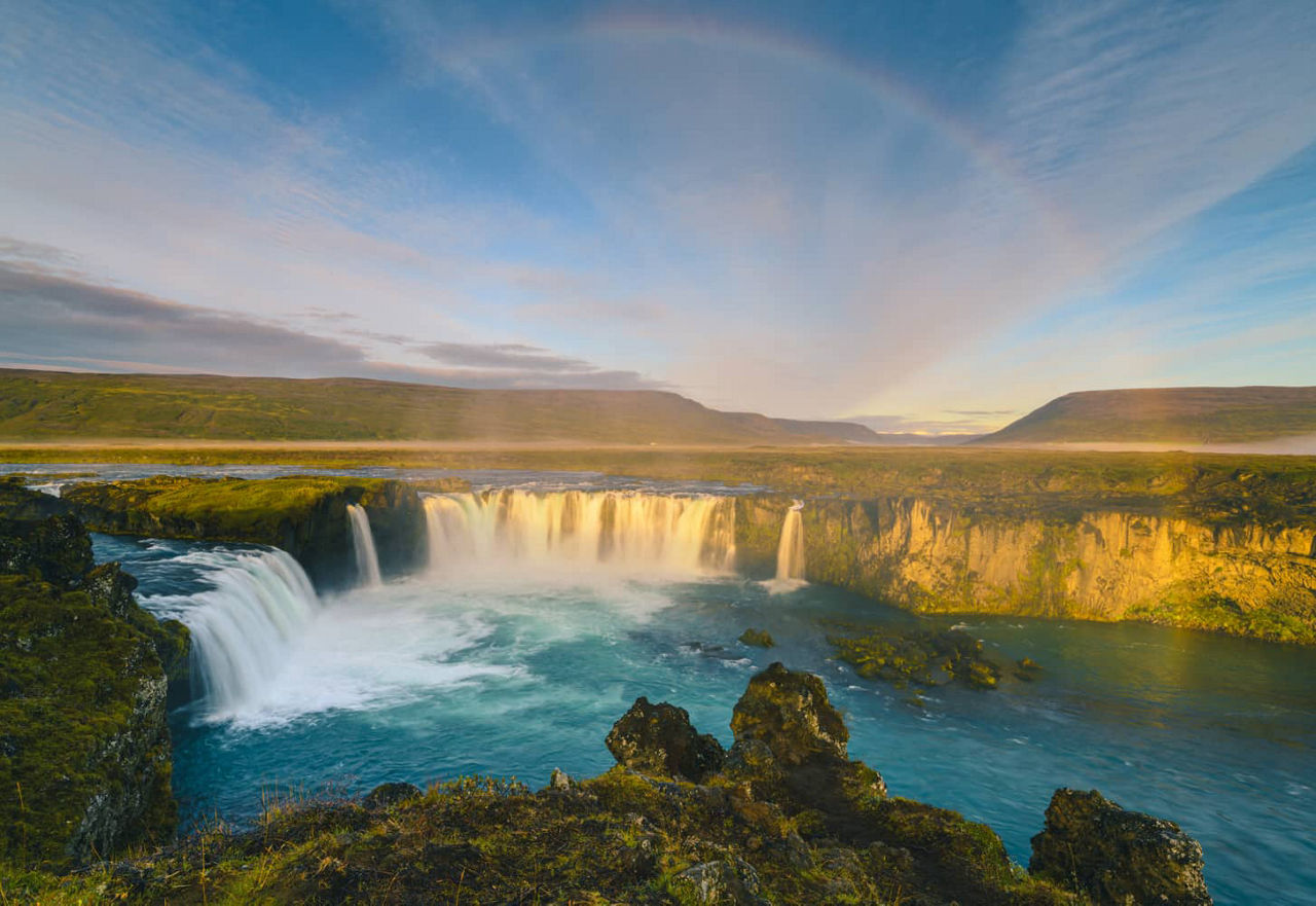 schöne Aussicht auf einen weiten Wasserfall