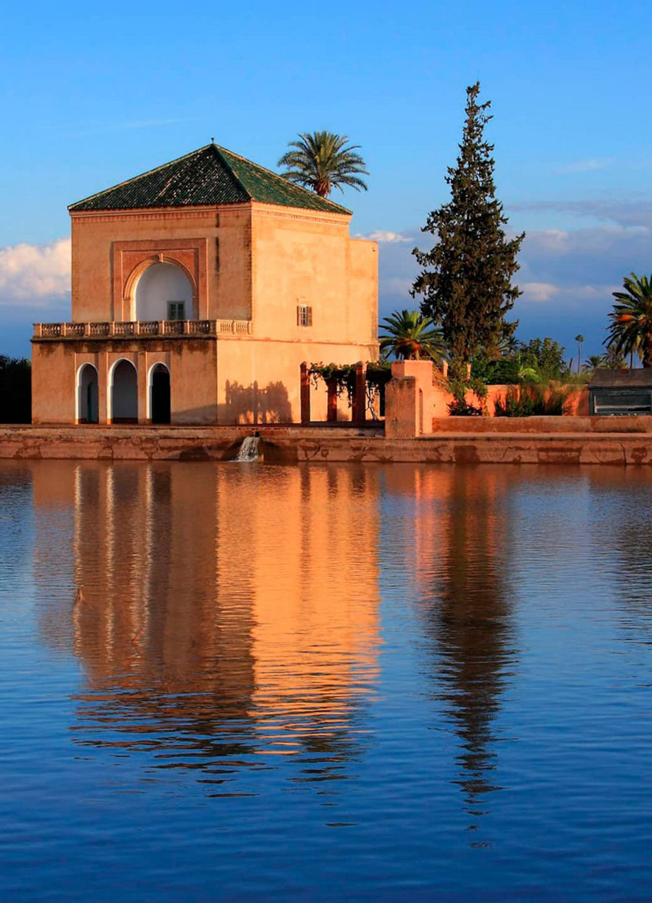 Spiegelung eines Riads in einem Pool