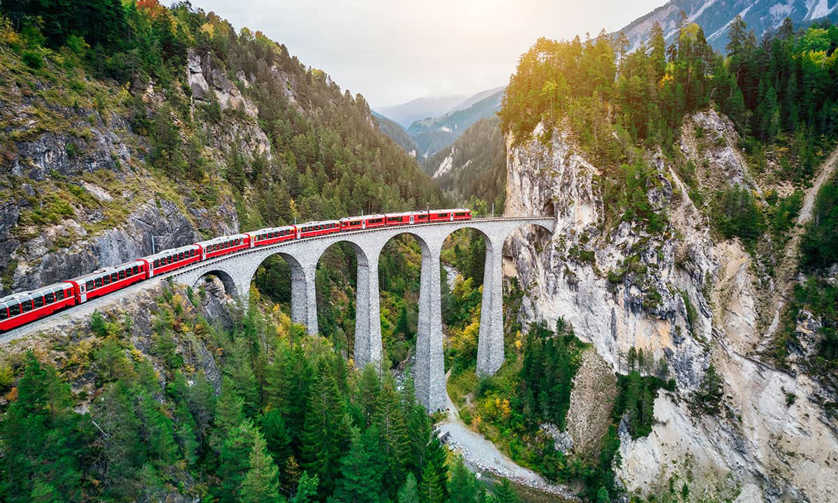 Bernina Express auf Viadukt