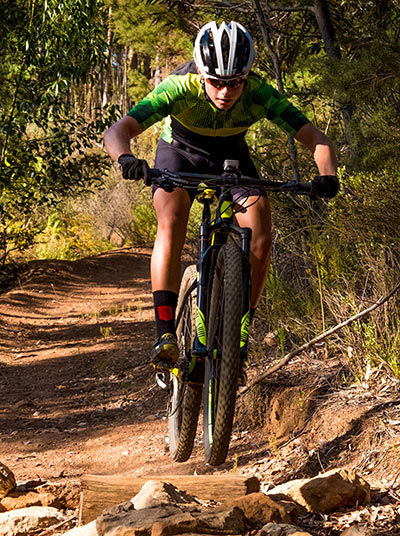 Mountainbiker bei der Abfahrt