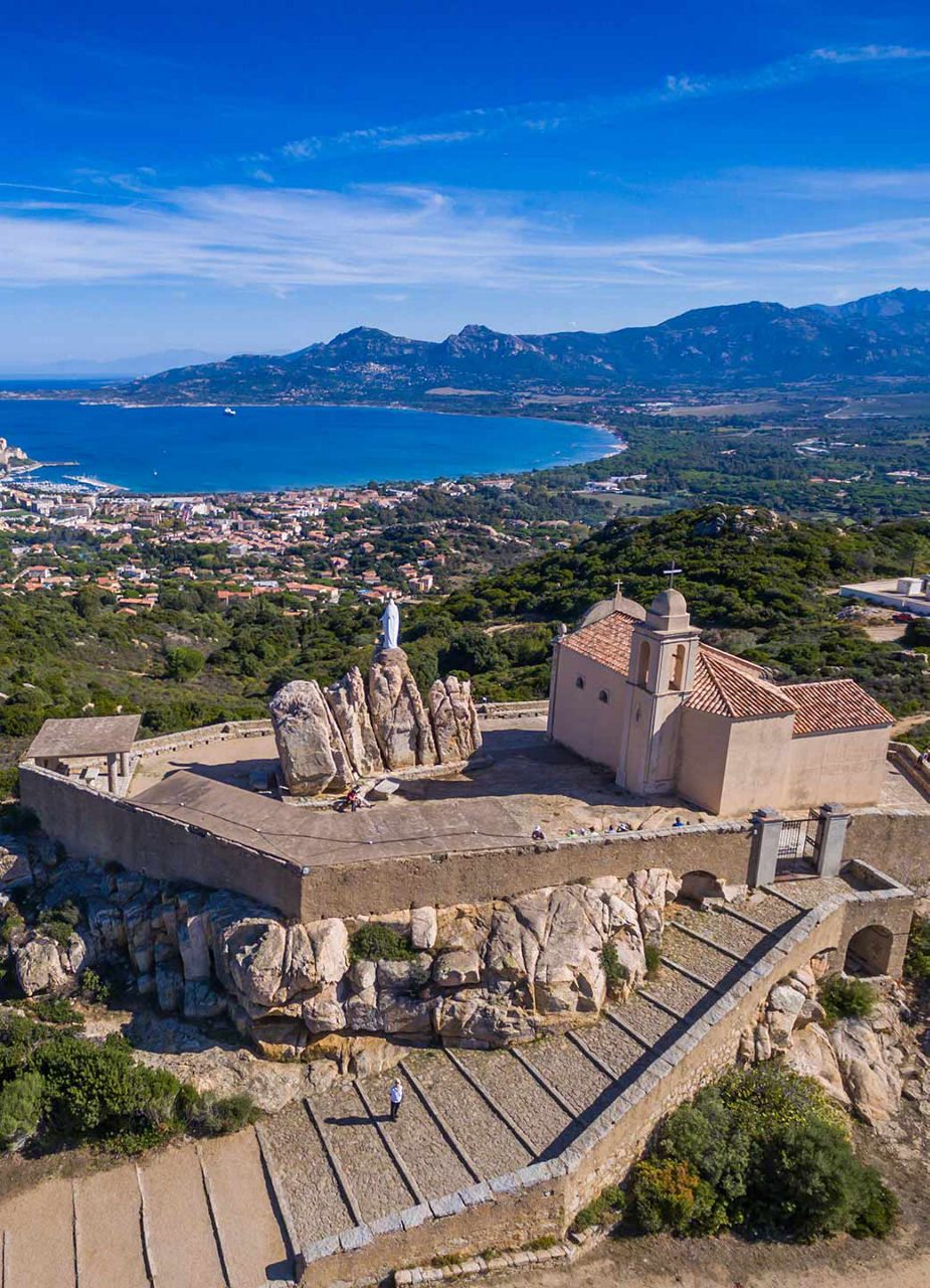 Blick über Notre Dame de la Serra auf Calvi