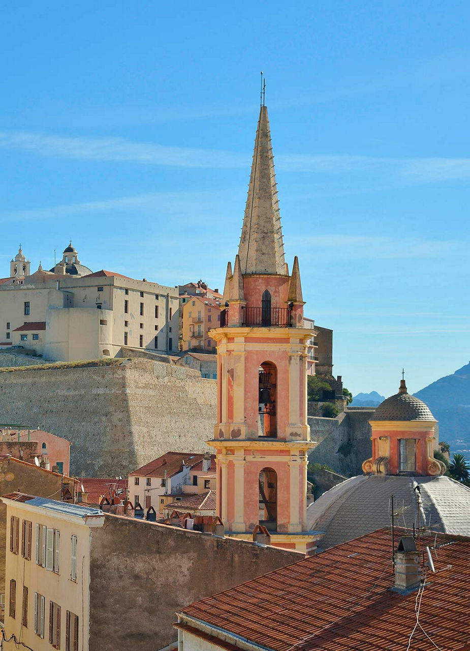 Santa Maria Maggiore mit der Zitadelle im Hintergrund