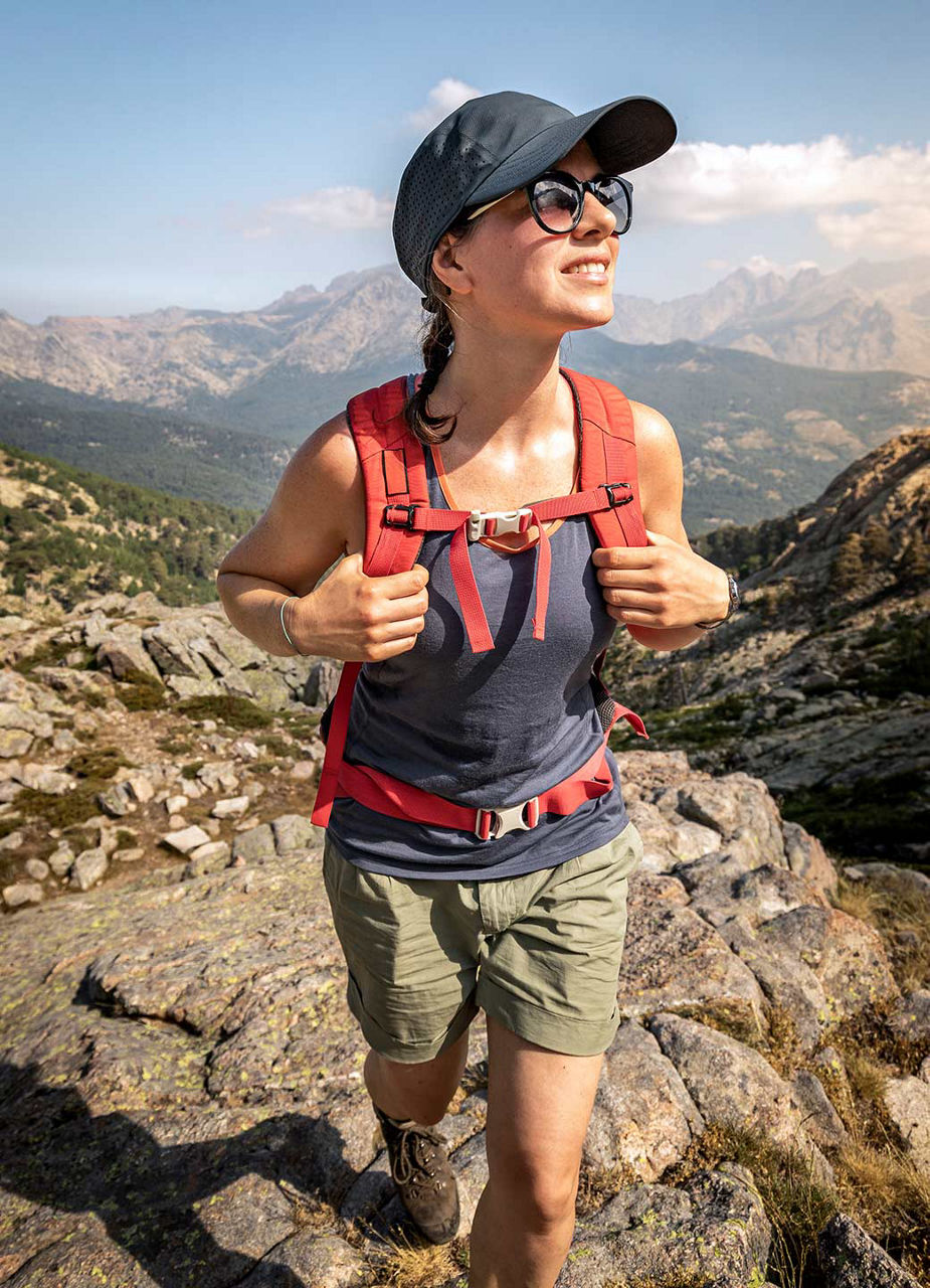 Femme randonnant dans les montagnes corses