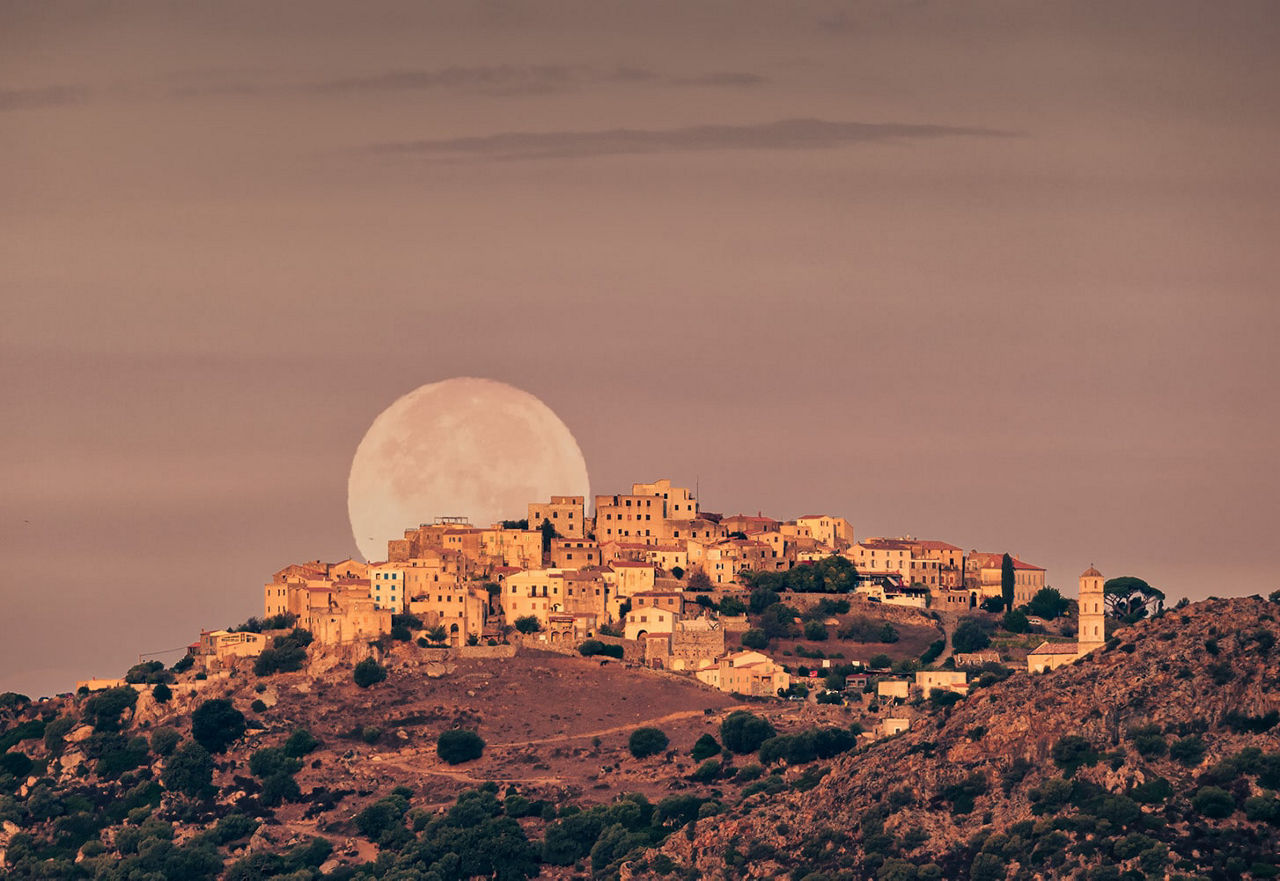 Vollmond über einem Dorf auf Korsika