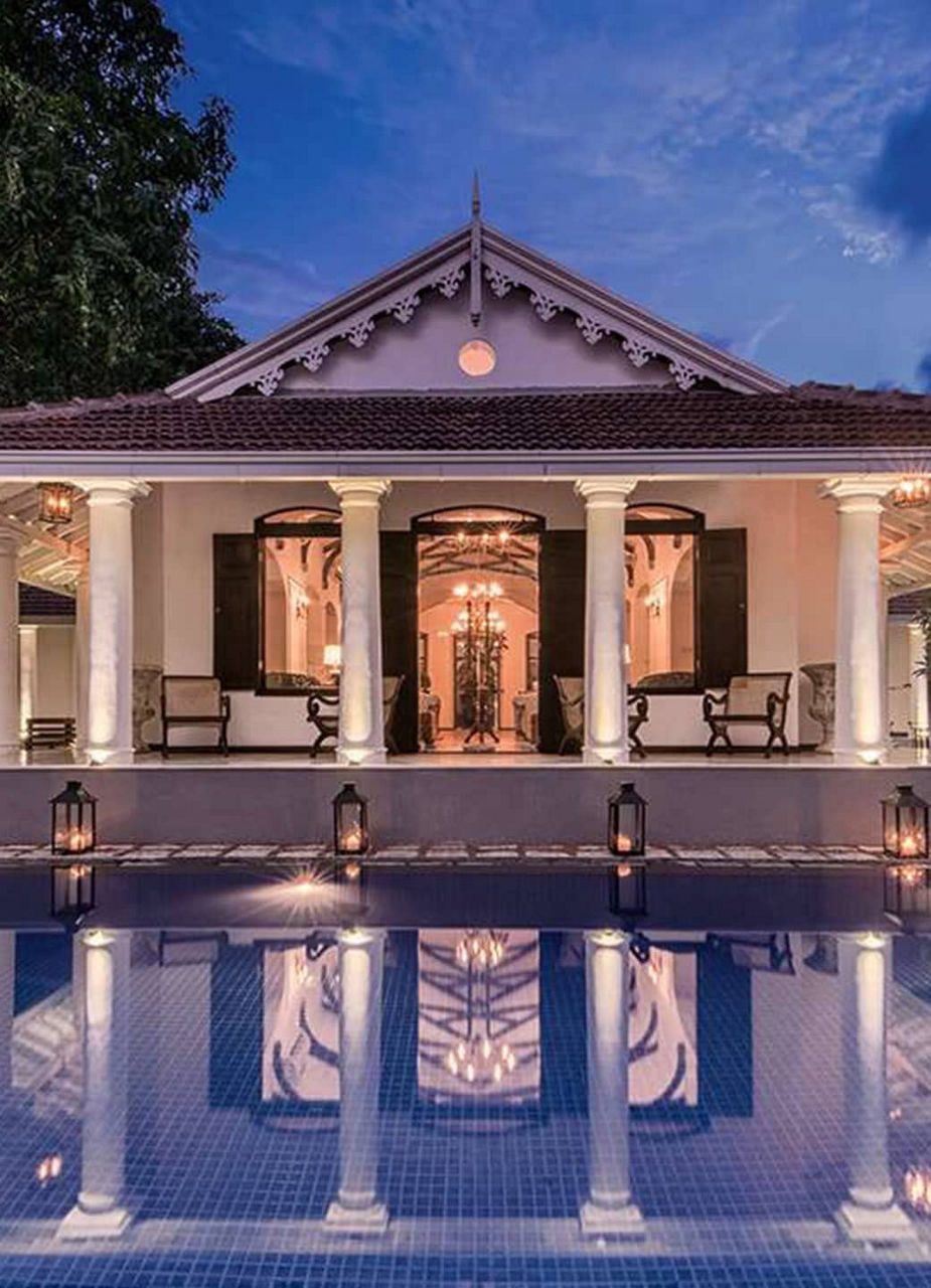 Piscine devant une élégante maison à colonnes