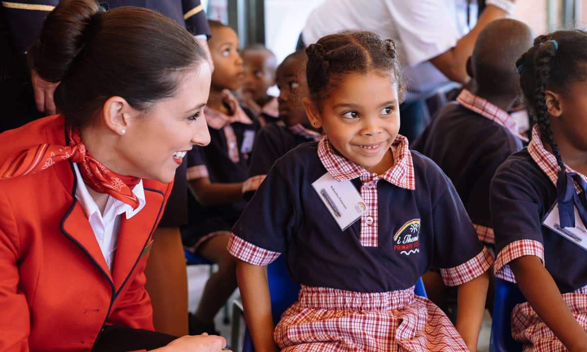 hôtesse de l'air en uniforme avec un enfant sud-africain