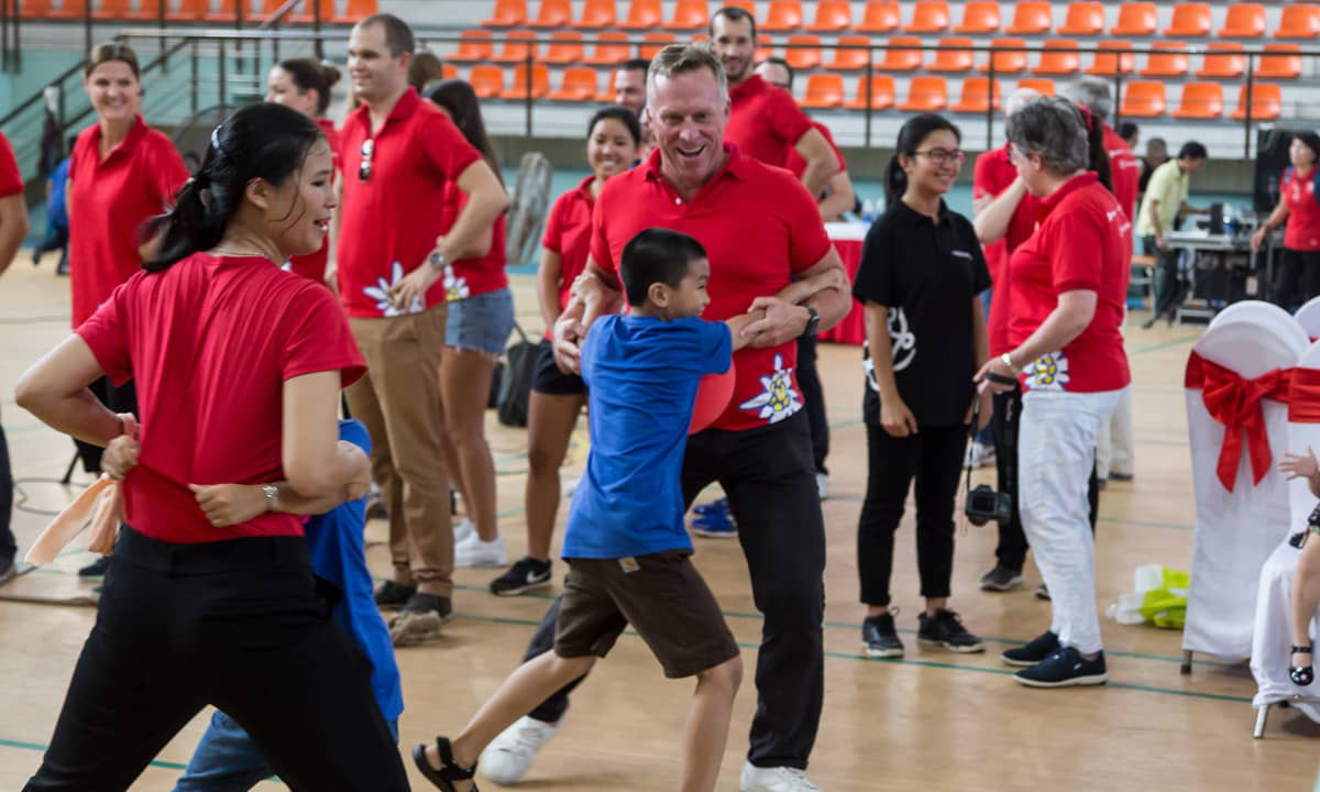 Le CEO joue avec un enfant au Vietnam