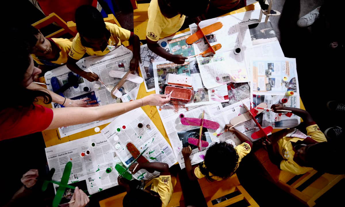 Des enfants sud-africains font du bricolage ensemble