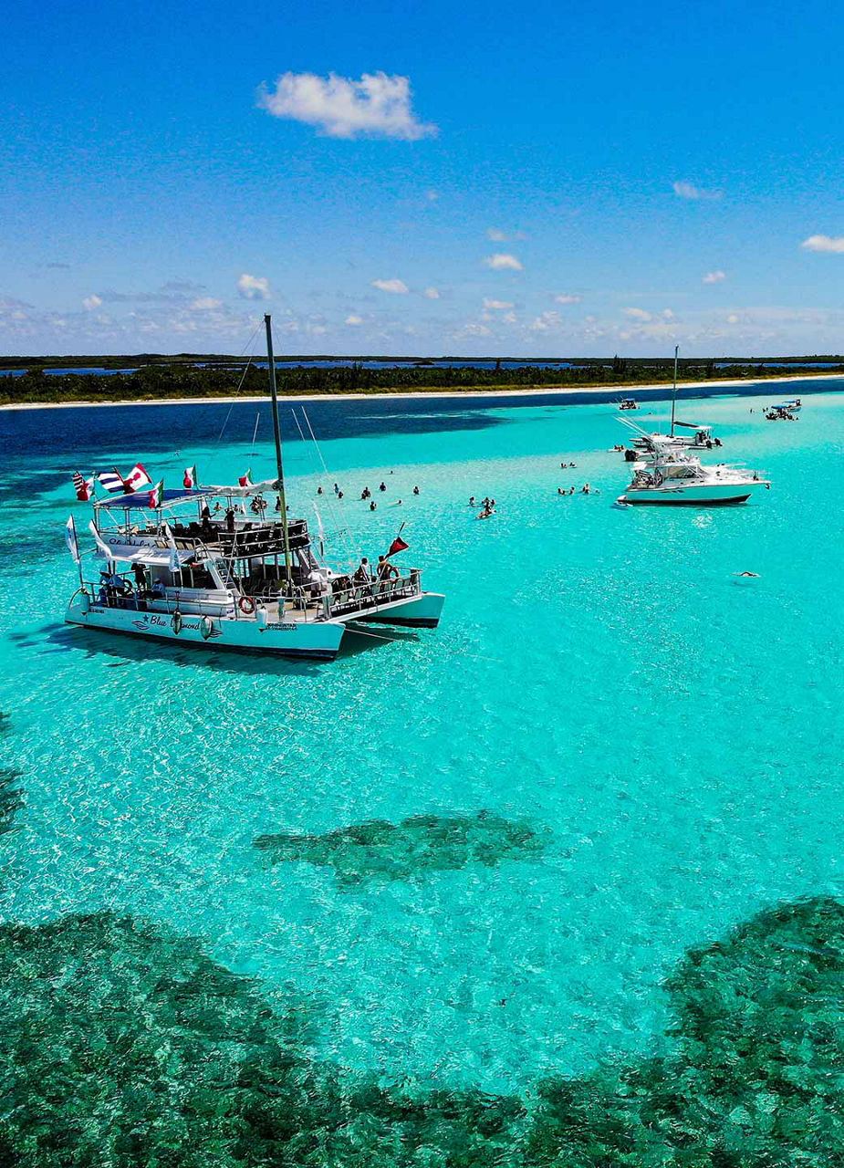 Catamarans au large de la côte