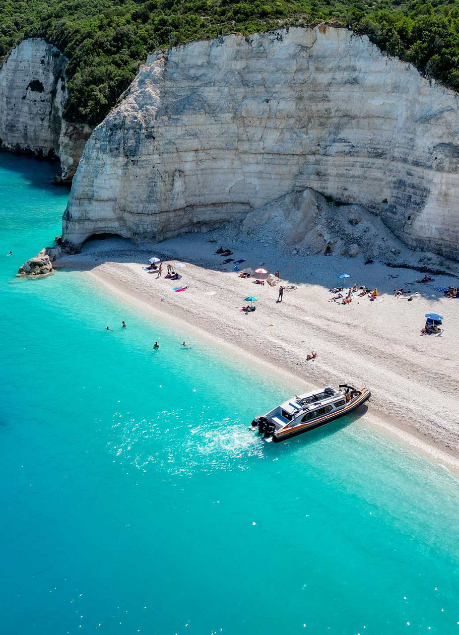 Strand von Fteri mit Wassertaxi