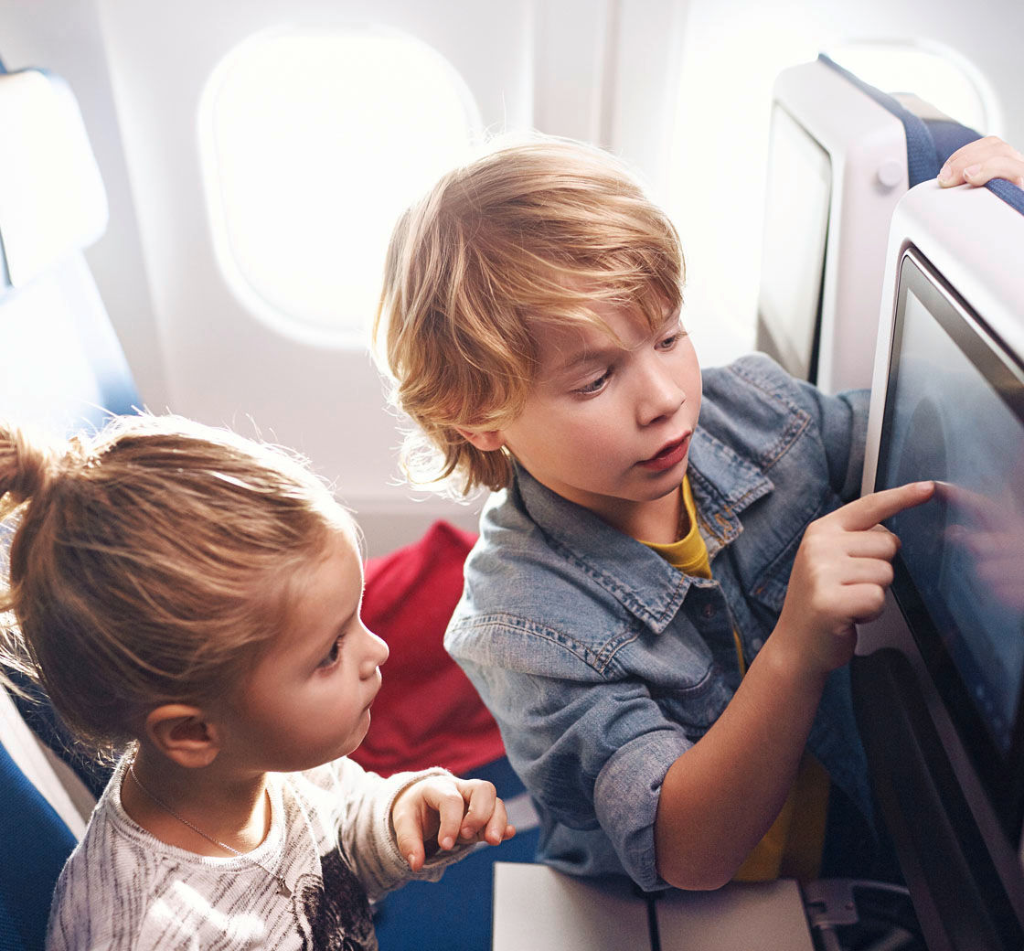 Deux enfants jouent avec notre système de divertissement