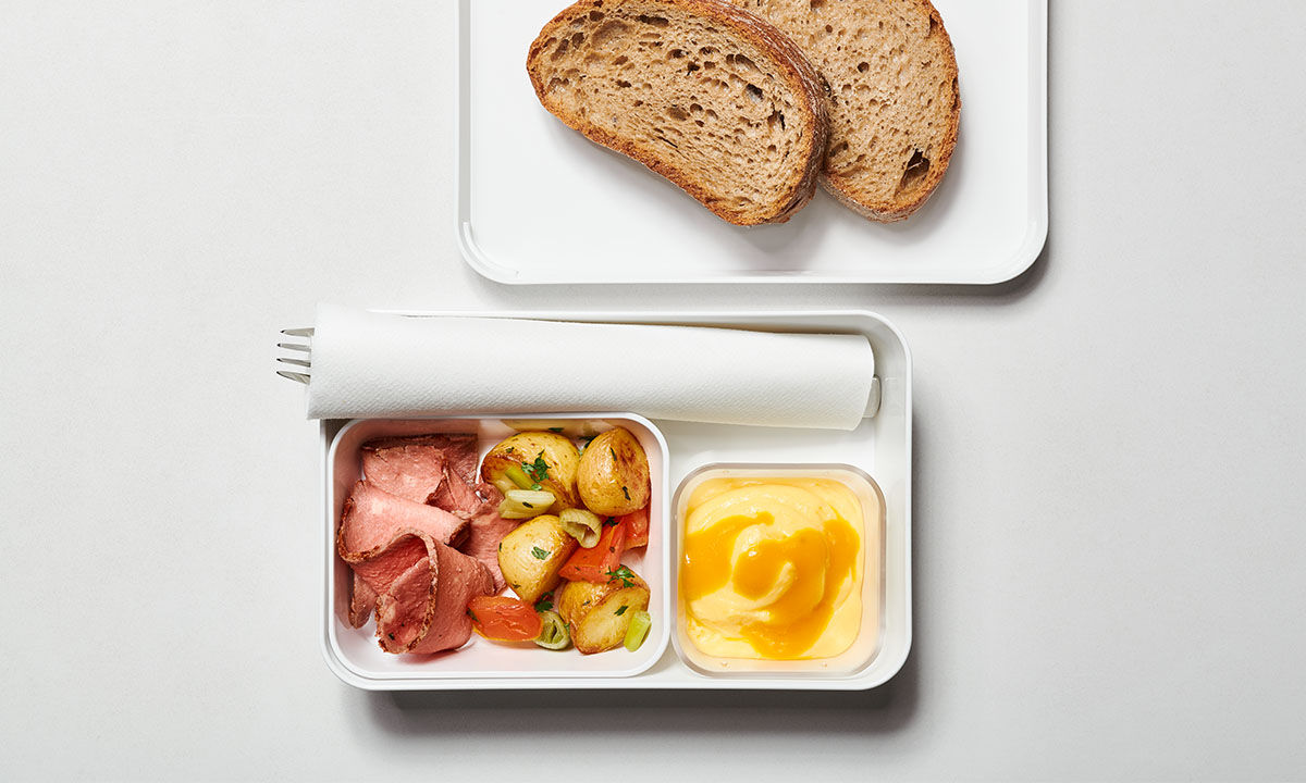 Kalte Essensbox mit Brot