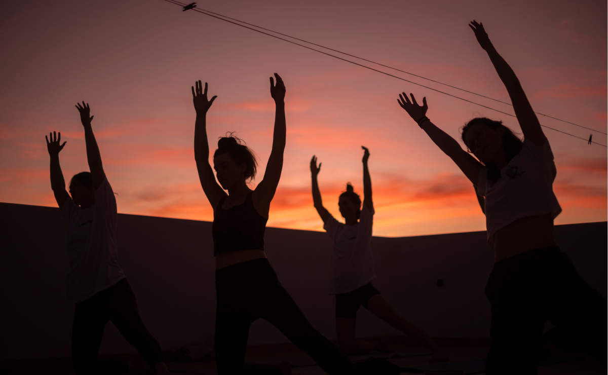 Yoga während dem Sonnenuntergang