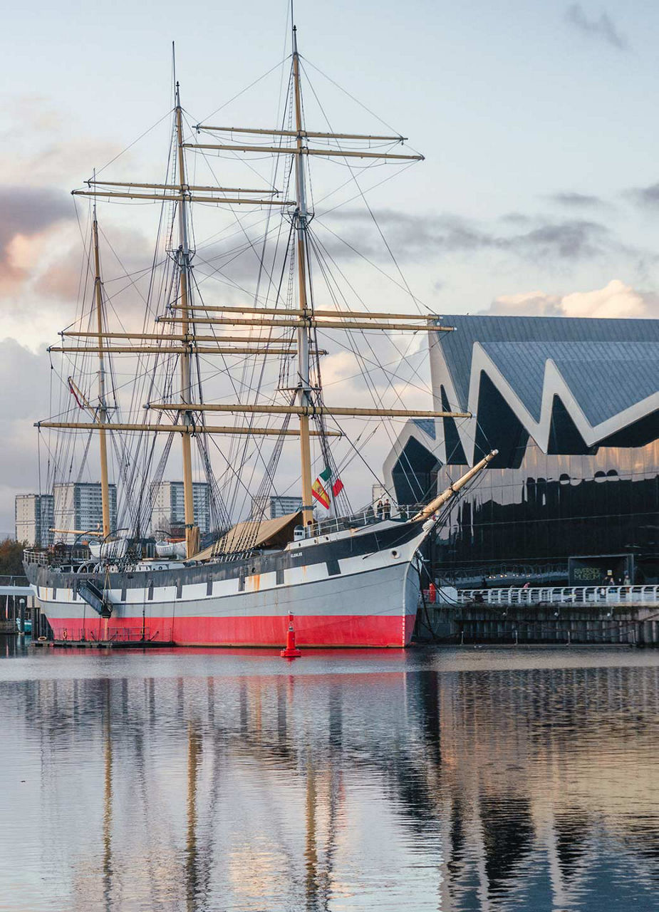 Die Glenlee vor dem Riverside Museum