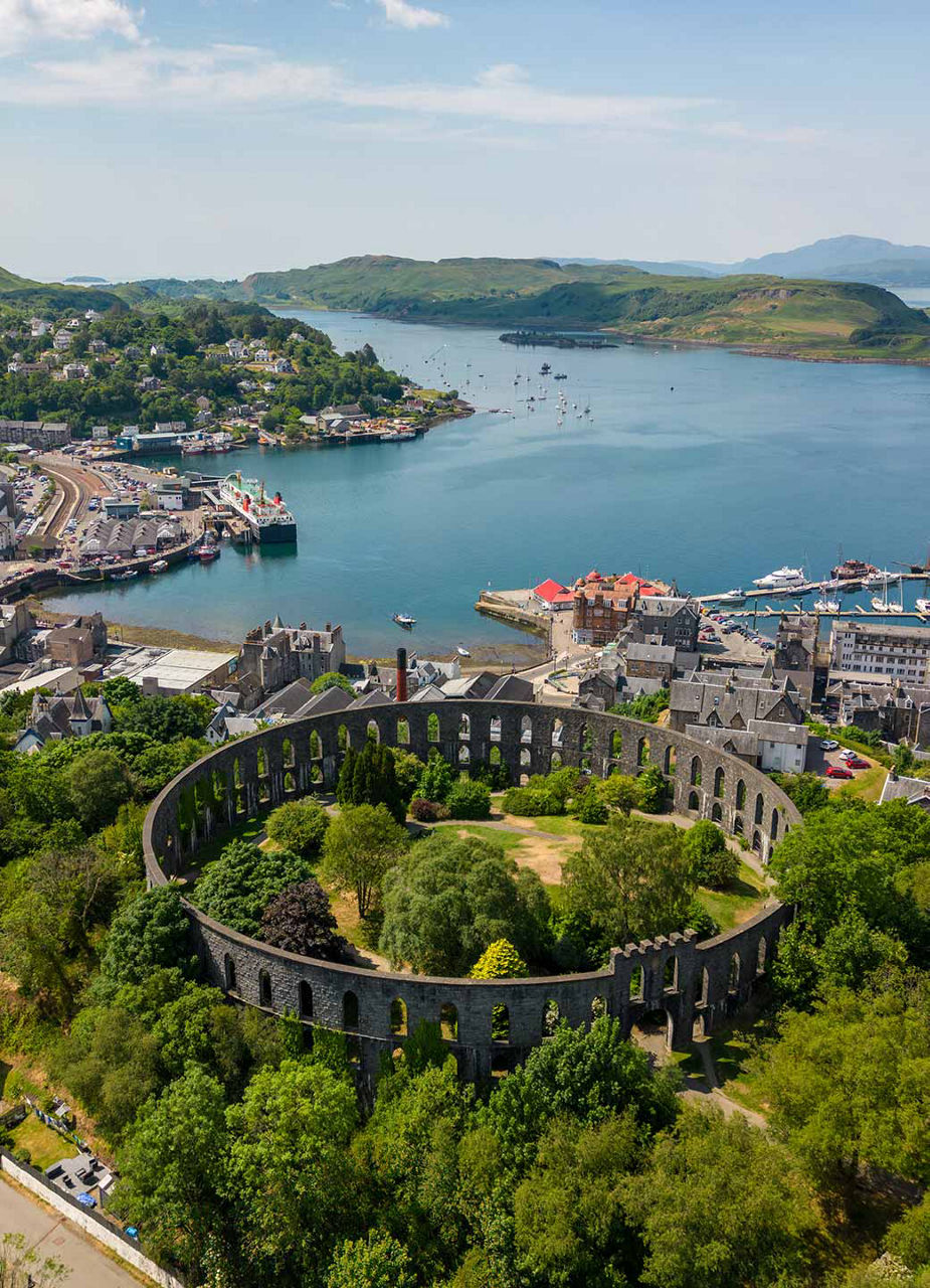 Blick auf Oban und den McCaig’s Tower 