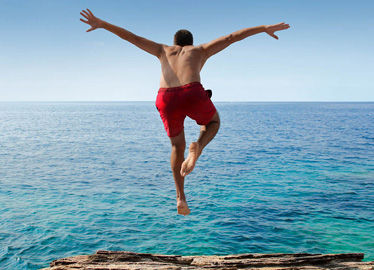 Ein Mann springt ins Wasser in Griechenland