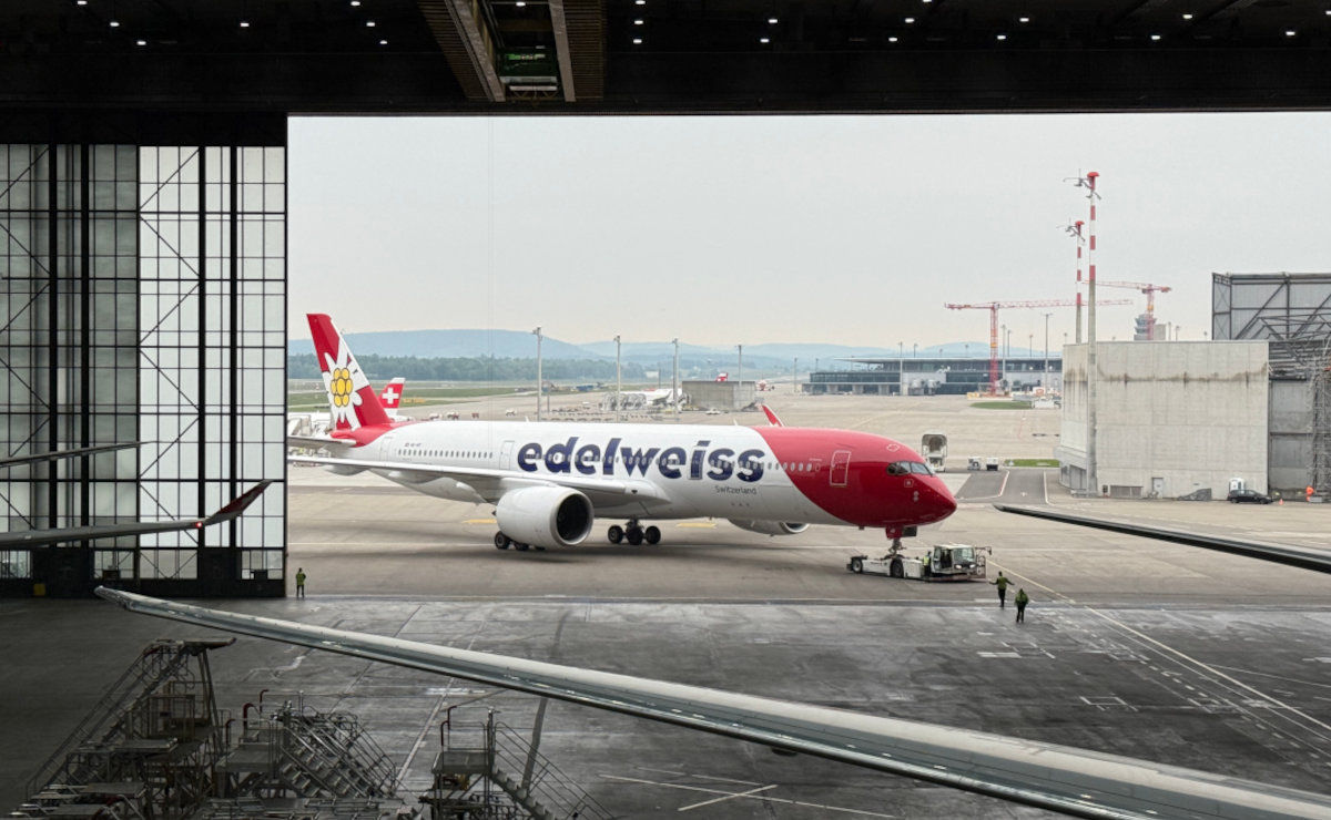 A350 rollt in den Hangar