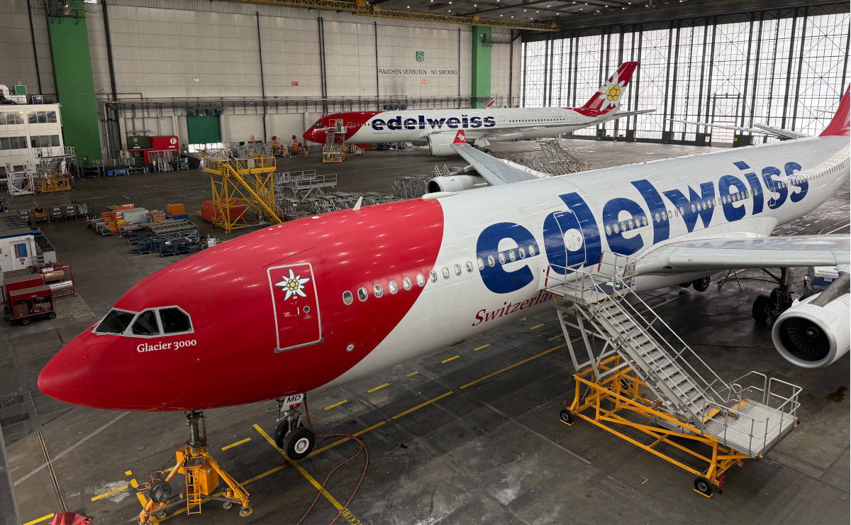 A350 und A340 im Hangar
