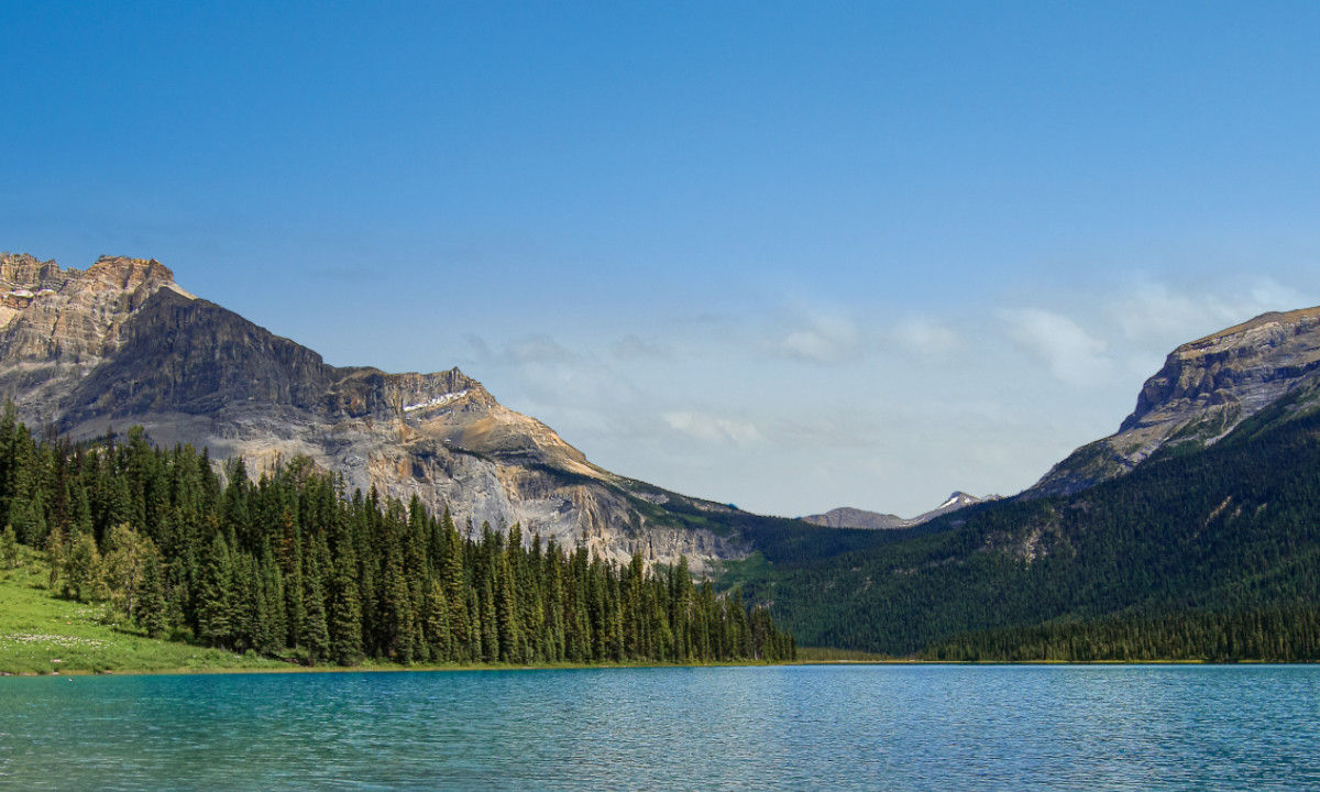 Wandern Cascade Mountain Calgary Seeblick mit Berg im Hintergrund
