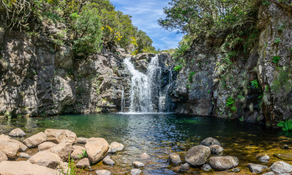 Wandern Madeira Levadas Blick auf Wasserfall