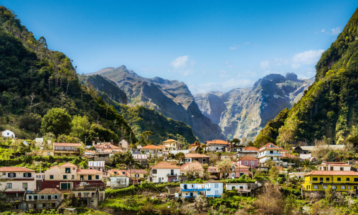 Wandern Madeira Blumeninsel Stadtblick Berge im Hintergrund