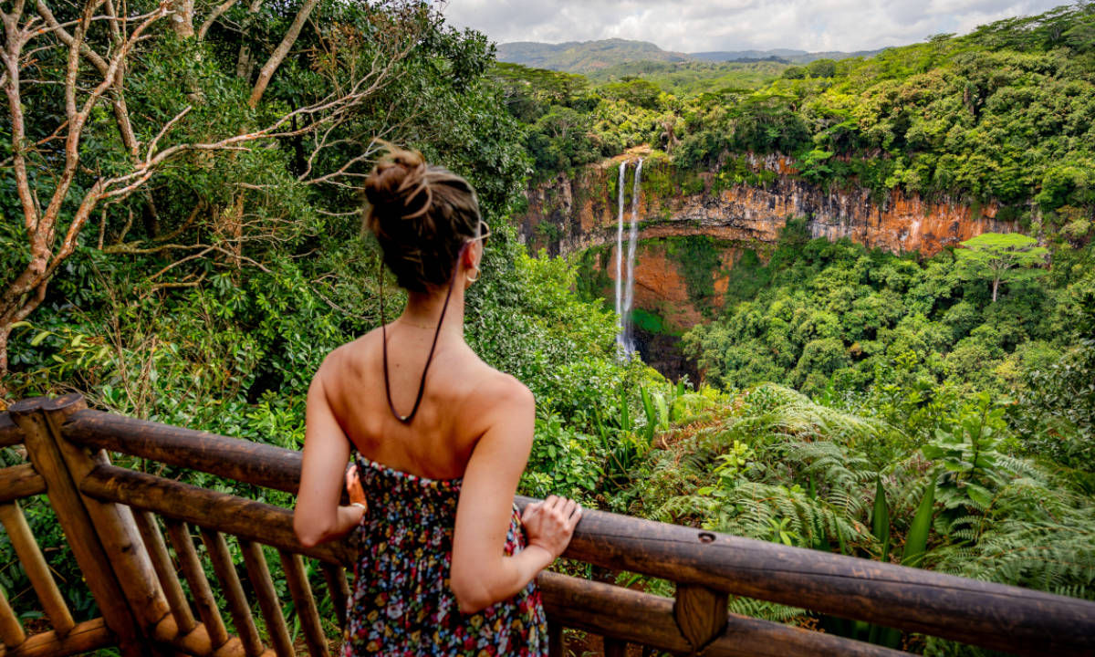 Wandern Mauritius Frau blickt auf Aussicht 