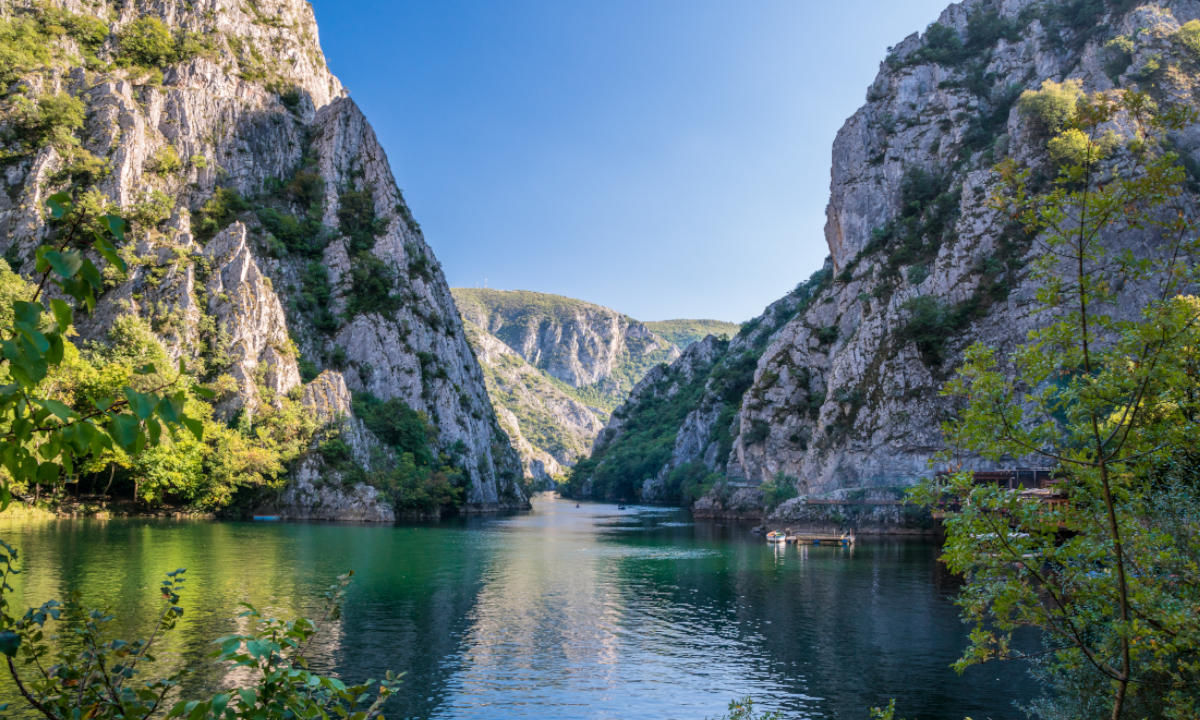 Wandern Nordmazedonien Fluss zwischen Gebirge 