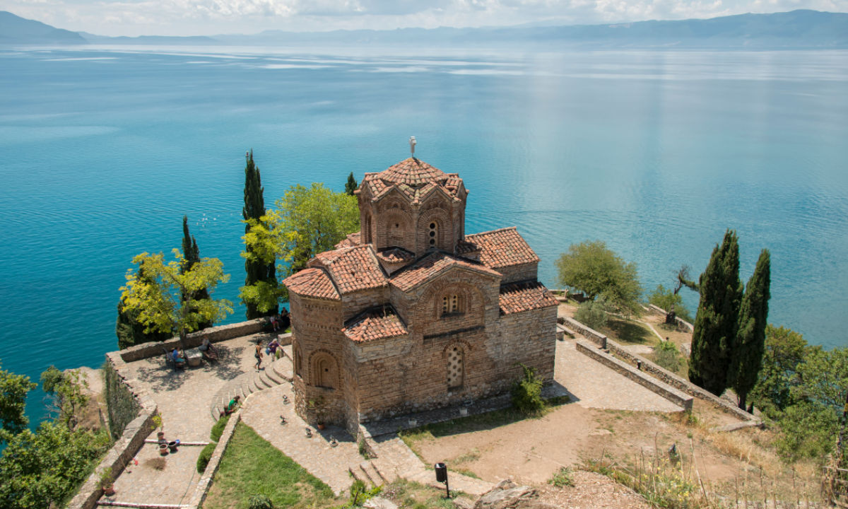 Wandern Nordmazedonien Blick auf Kirche Hintergrund Meer