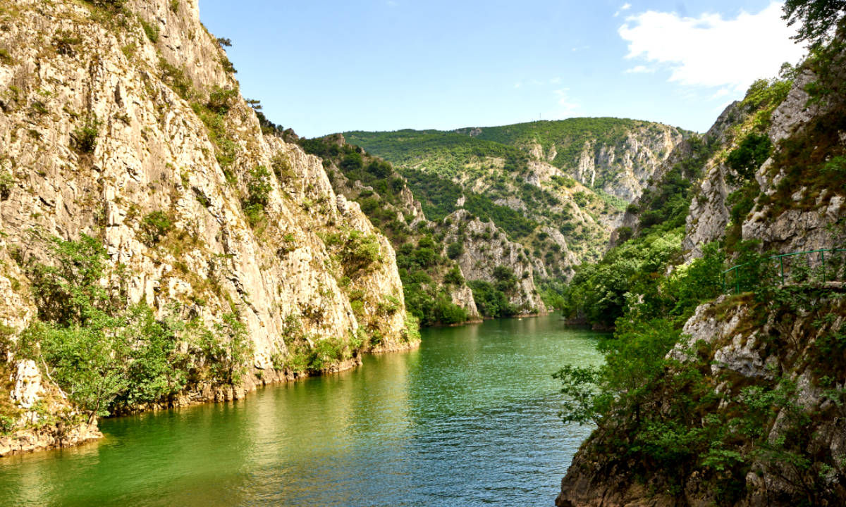 Wandern Skopje See zwischen Gebirge 
