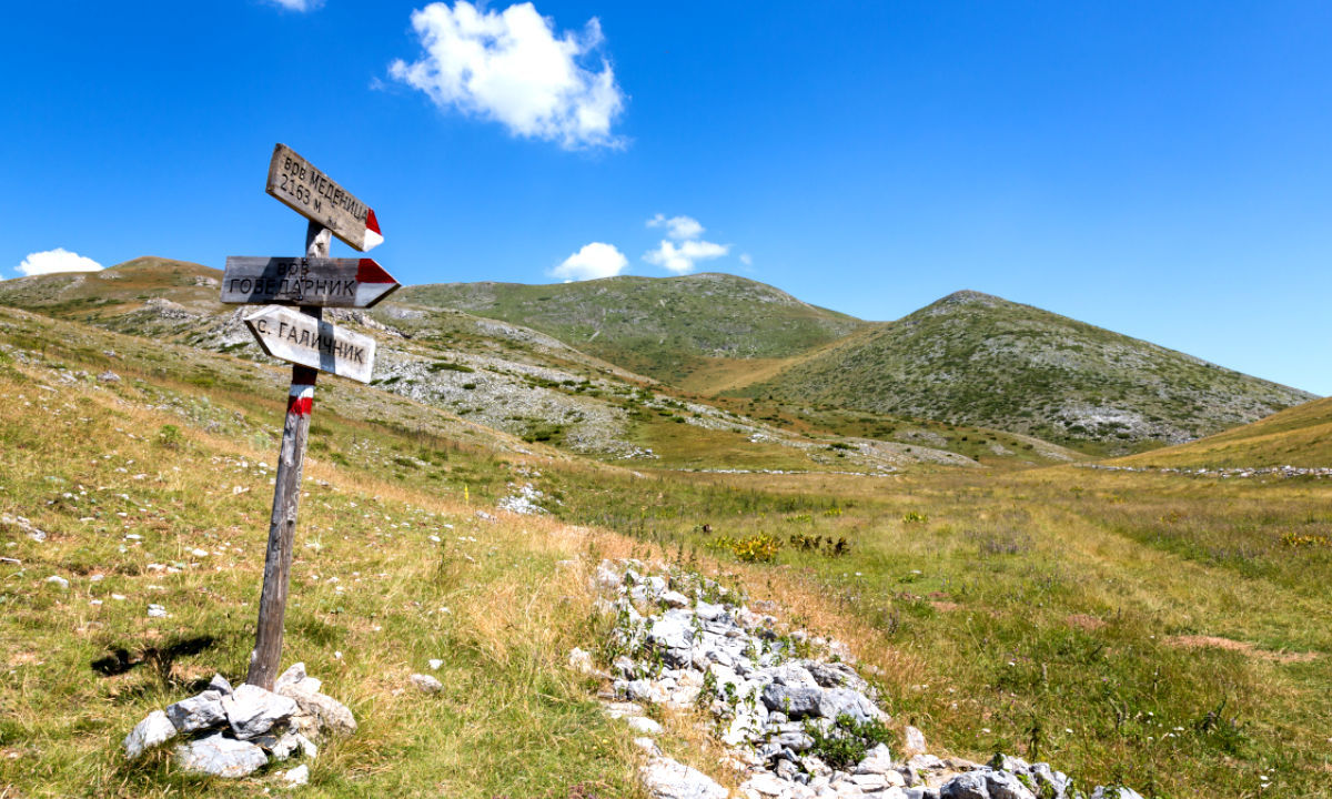 Wandern Nordmazedonien Wanderweg Wegweiser