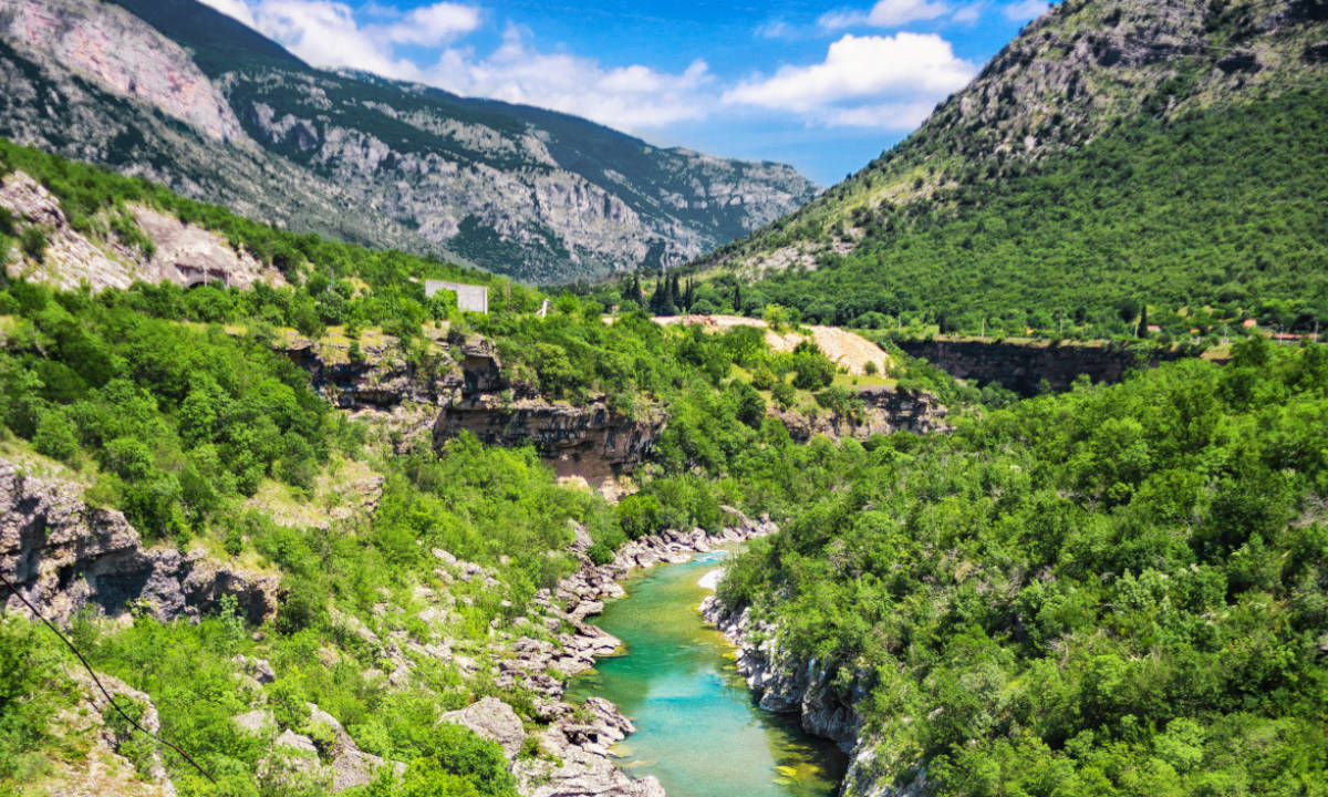 Wandern Nordmazedonien Galicica-Nationalpark Fluss zwischen Gebirge 