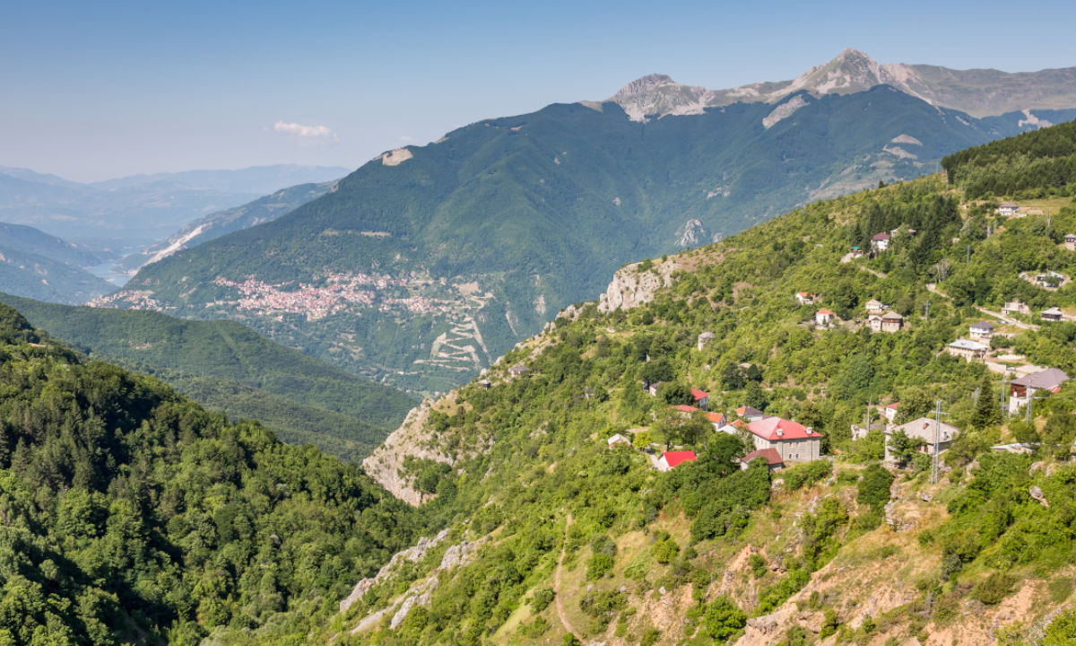 Wandern Nordmazedonien Aussicht Gebirge Tal -Städtchen