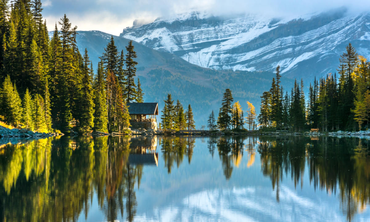 Wandern Lake Agnes Seeblick Berge Wald im Hintergrund