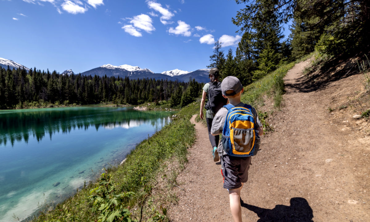 Wandern am See entlang Jasper-Nationalpark Calgary