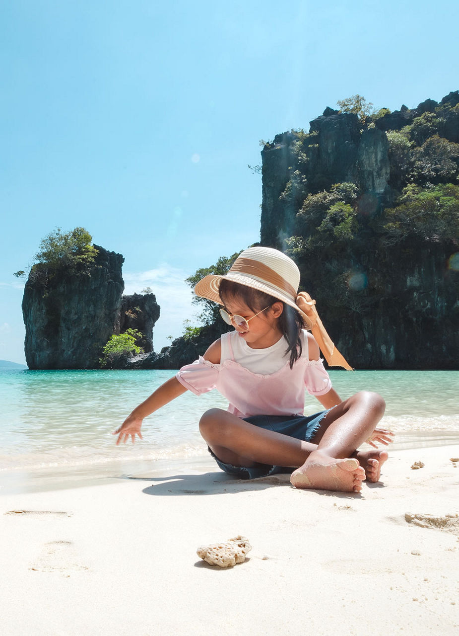 Kleines Mädchen am Strand in Thailand
