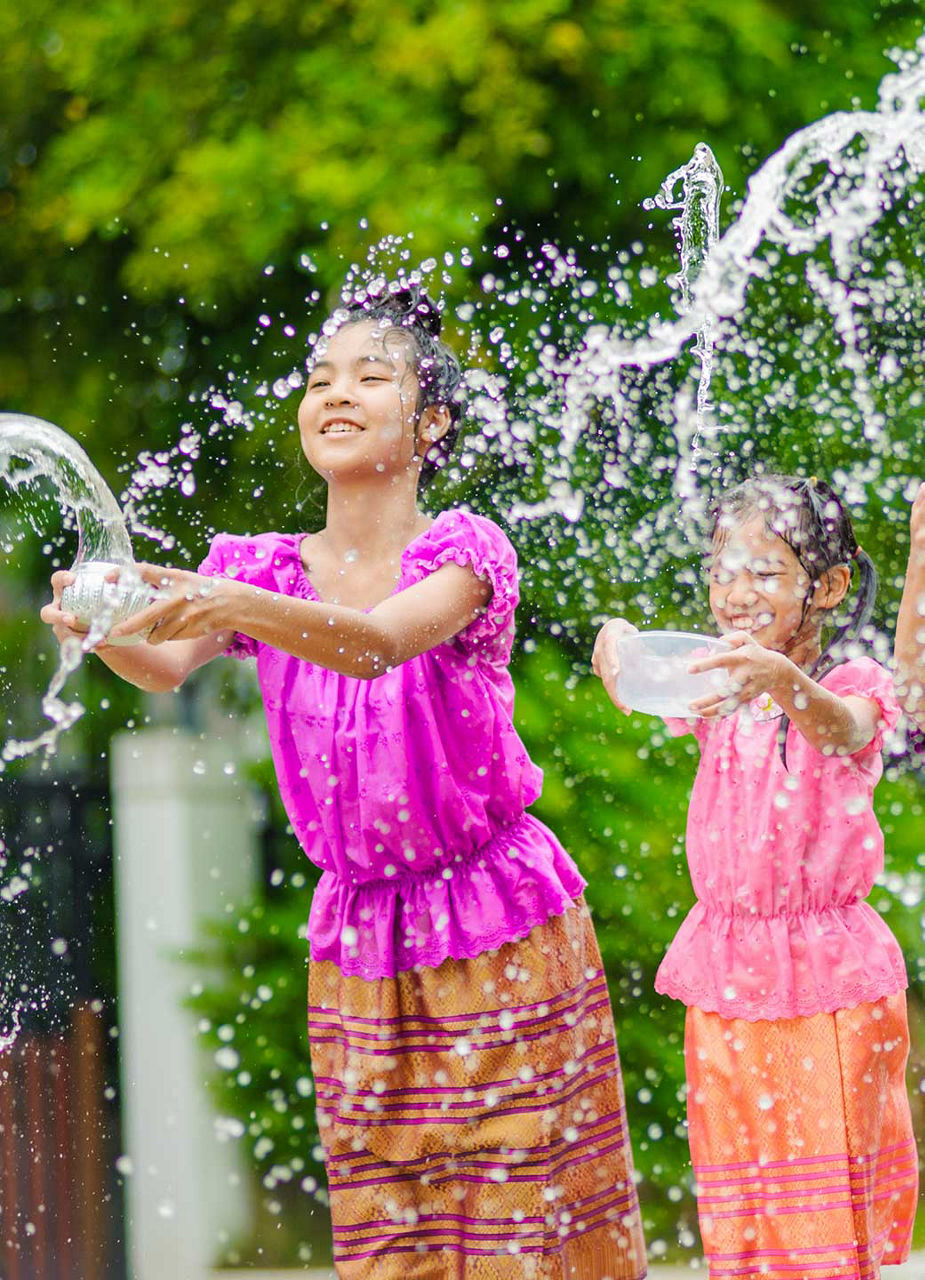 Enfants pendant Songkran