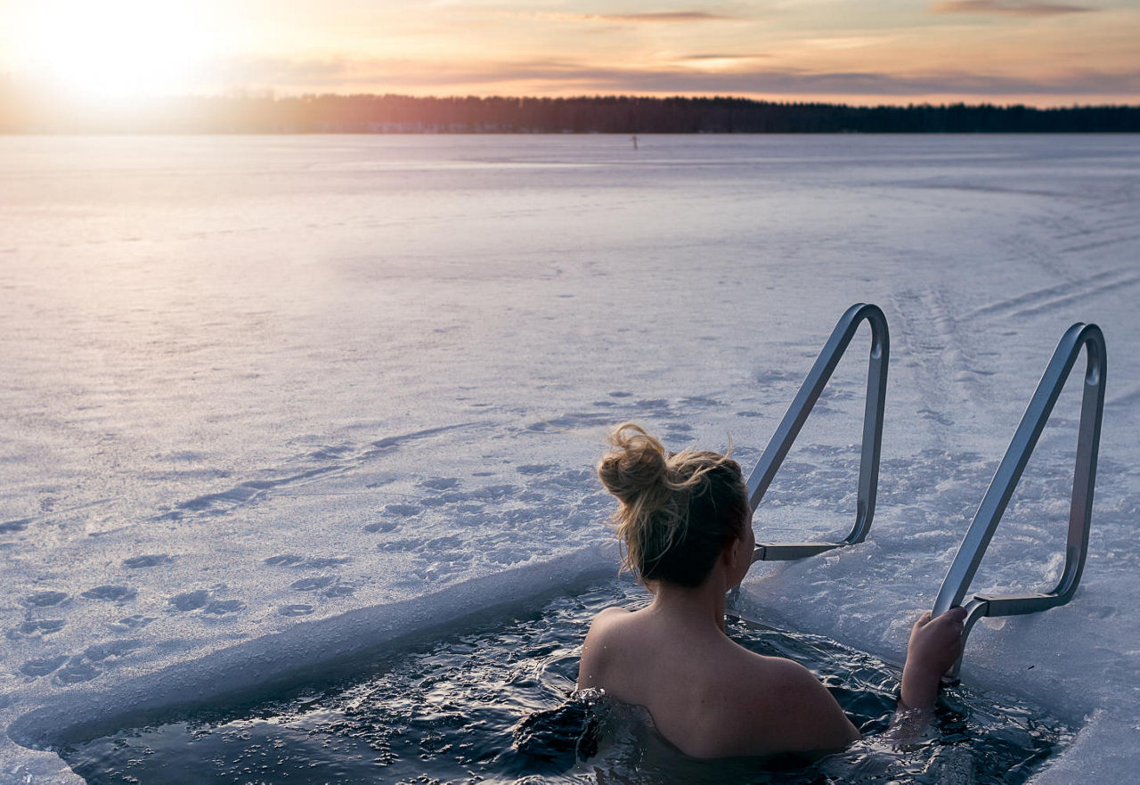 Bain de glace au lac Inari